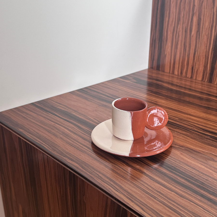 espresso puodelis su lėkštute