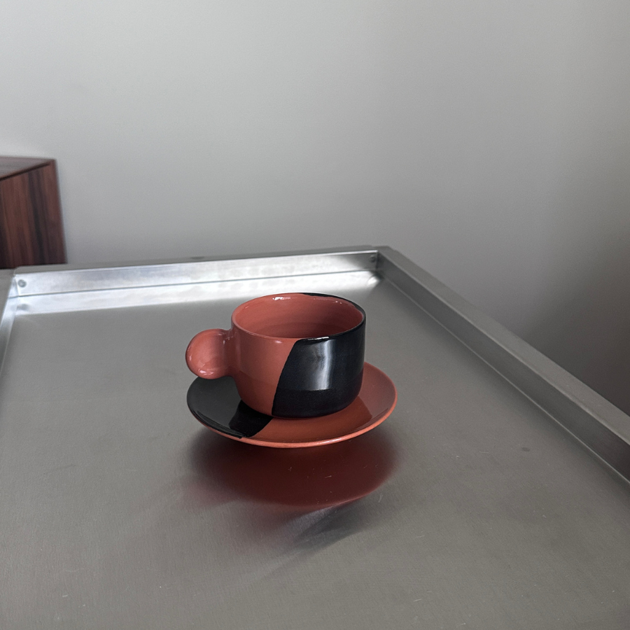 casa cubista puodelis su lėkštute (juodi ir balti)