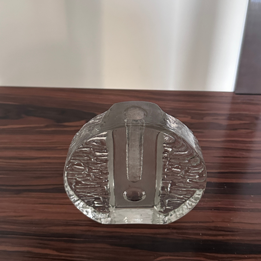stiklo bloko vaza - skulptūra vienam žiedui