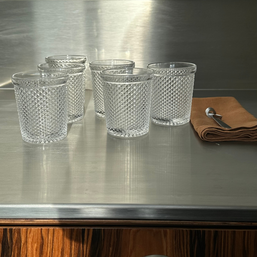 stiklinė su kvadratukų tekstūra