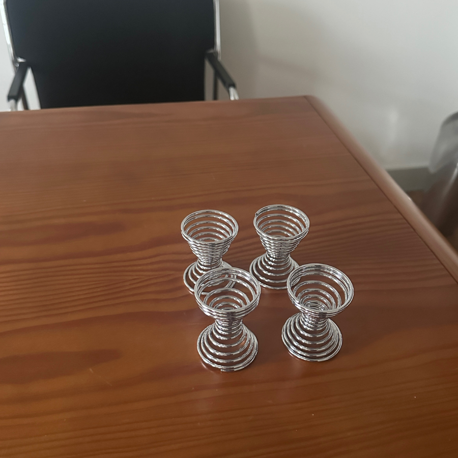 vintage spiralės formos kiaušinių laikikliai