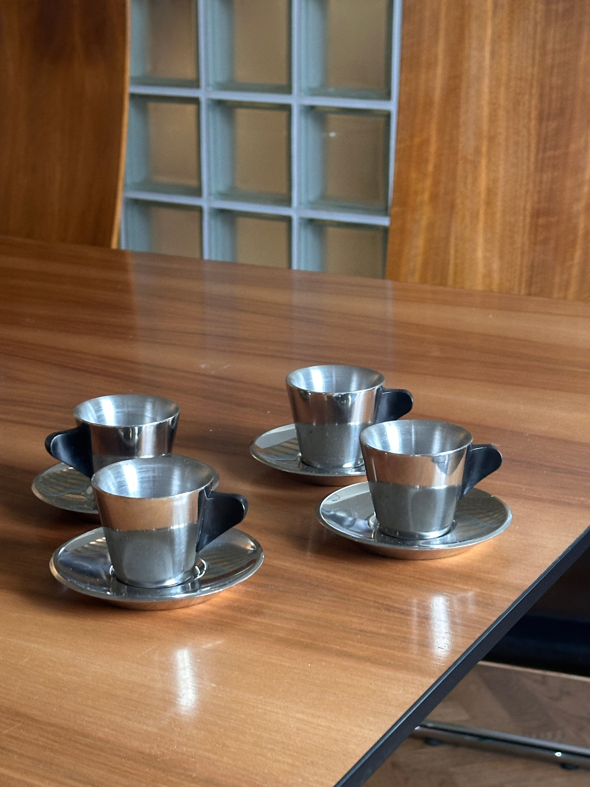 vintažinis IKEA Trivsel espresso puodelis su lėkštute; yra 4