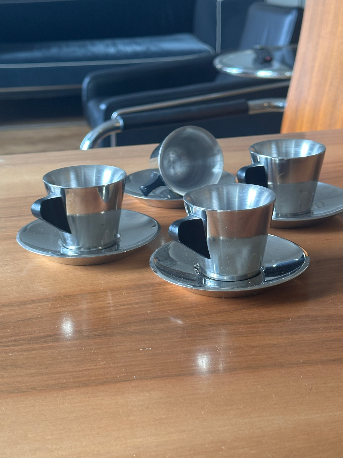 vintažinis IKEA Trivsel espresso puodelis su lėkštute; yra 4