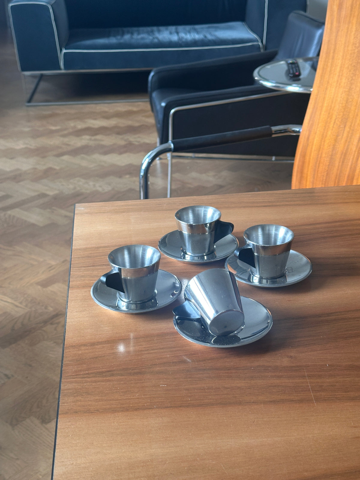 vintažinis IKEA Trivsel espresso puodelis su lėkštute; yra 4