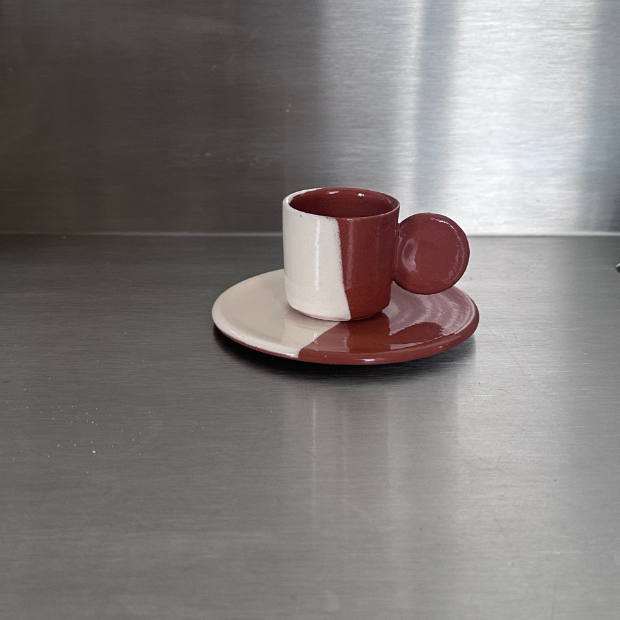 espresso puodelis su lėkštute