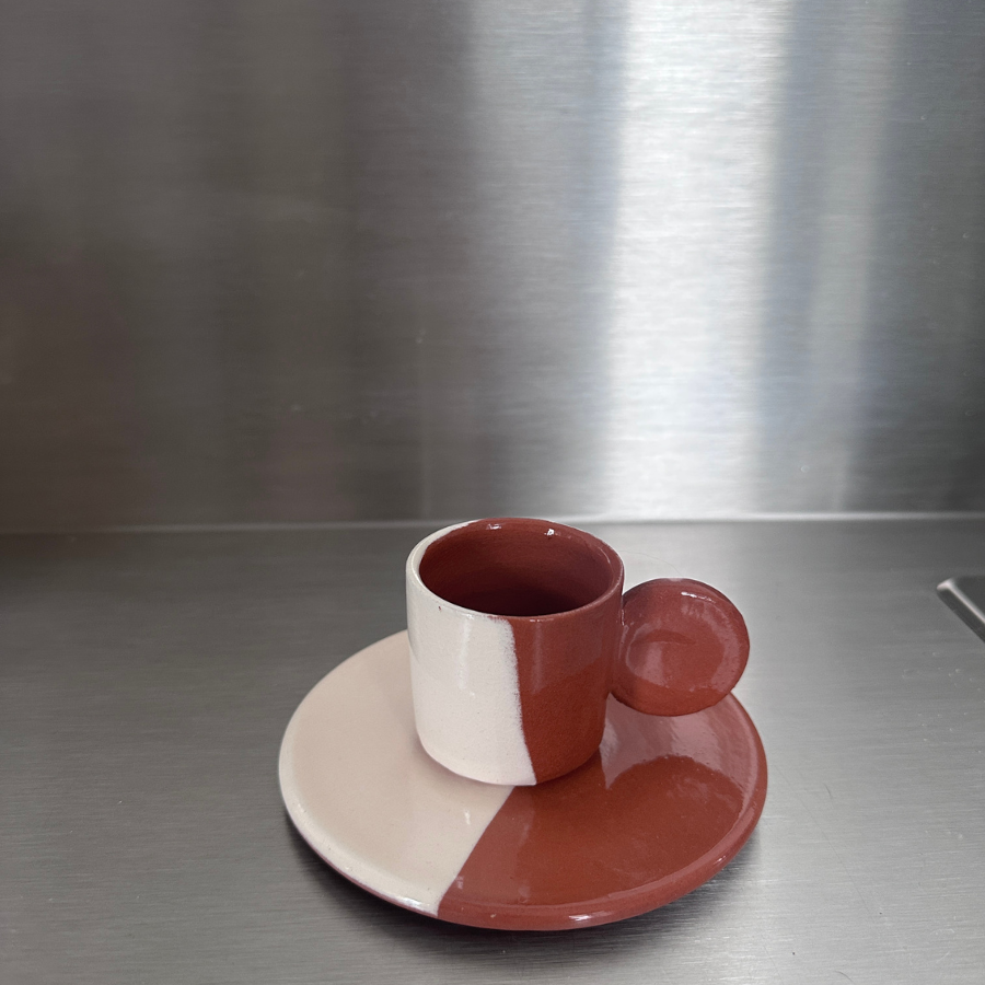 espresso puodelis su lėkštute