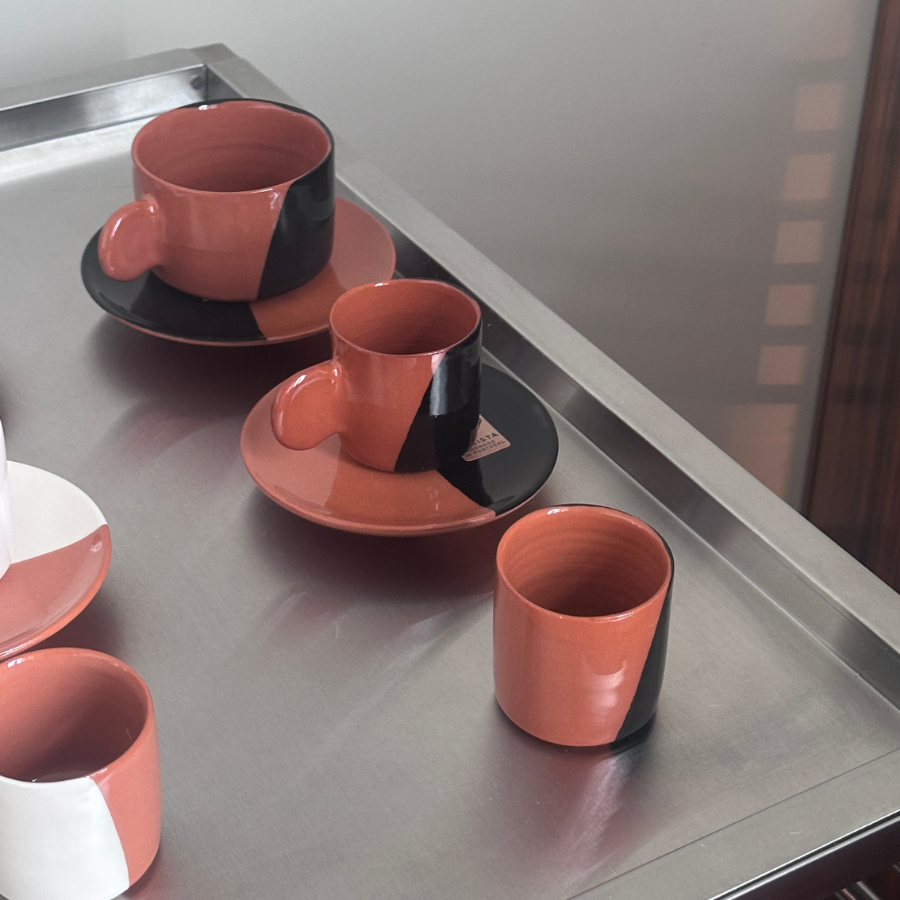 casa cubista espresso puodelis be rankenos (balta, juoda spalvos)