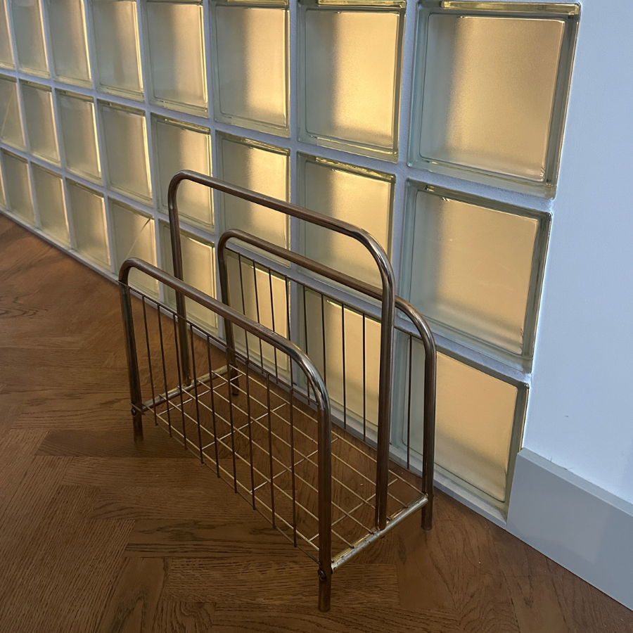 vintažinis mid century žurnalų stovas