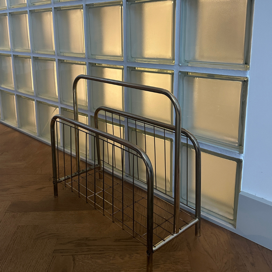 vintažinis mid century žurnalų stovas