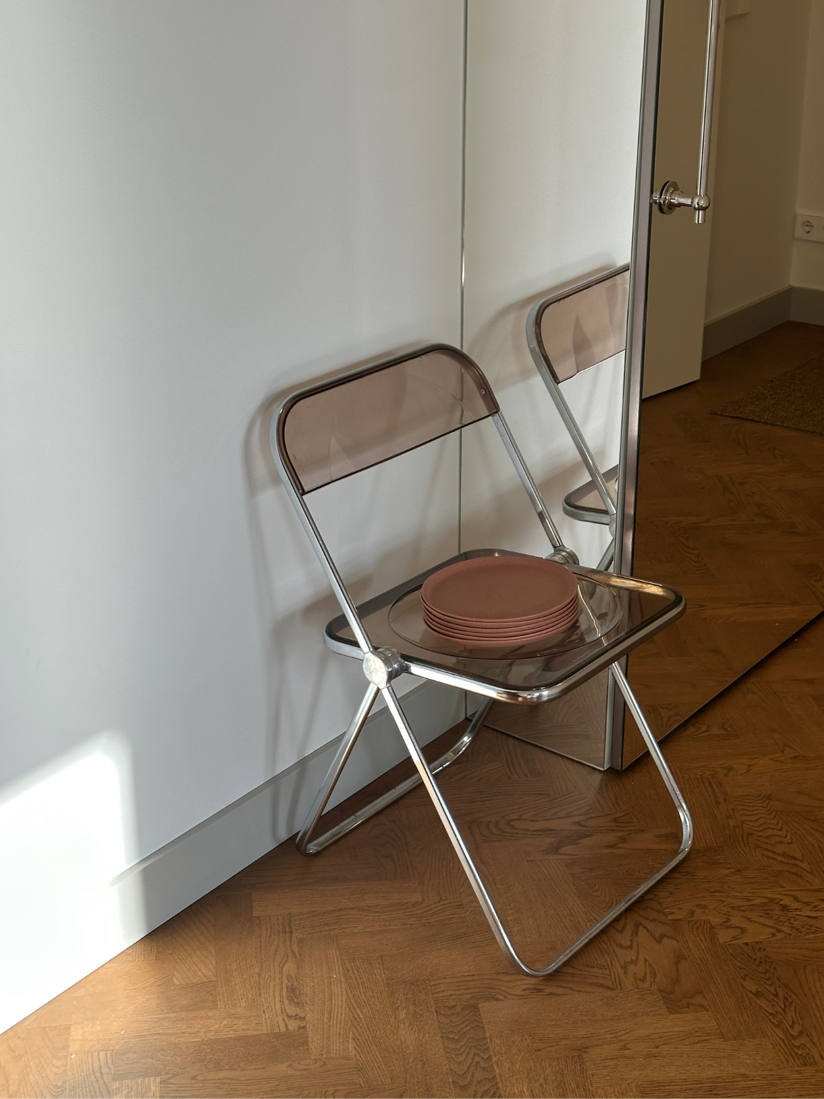 Castelli kėdė ir modernist indai