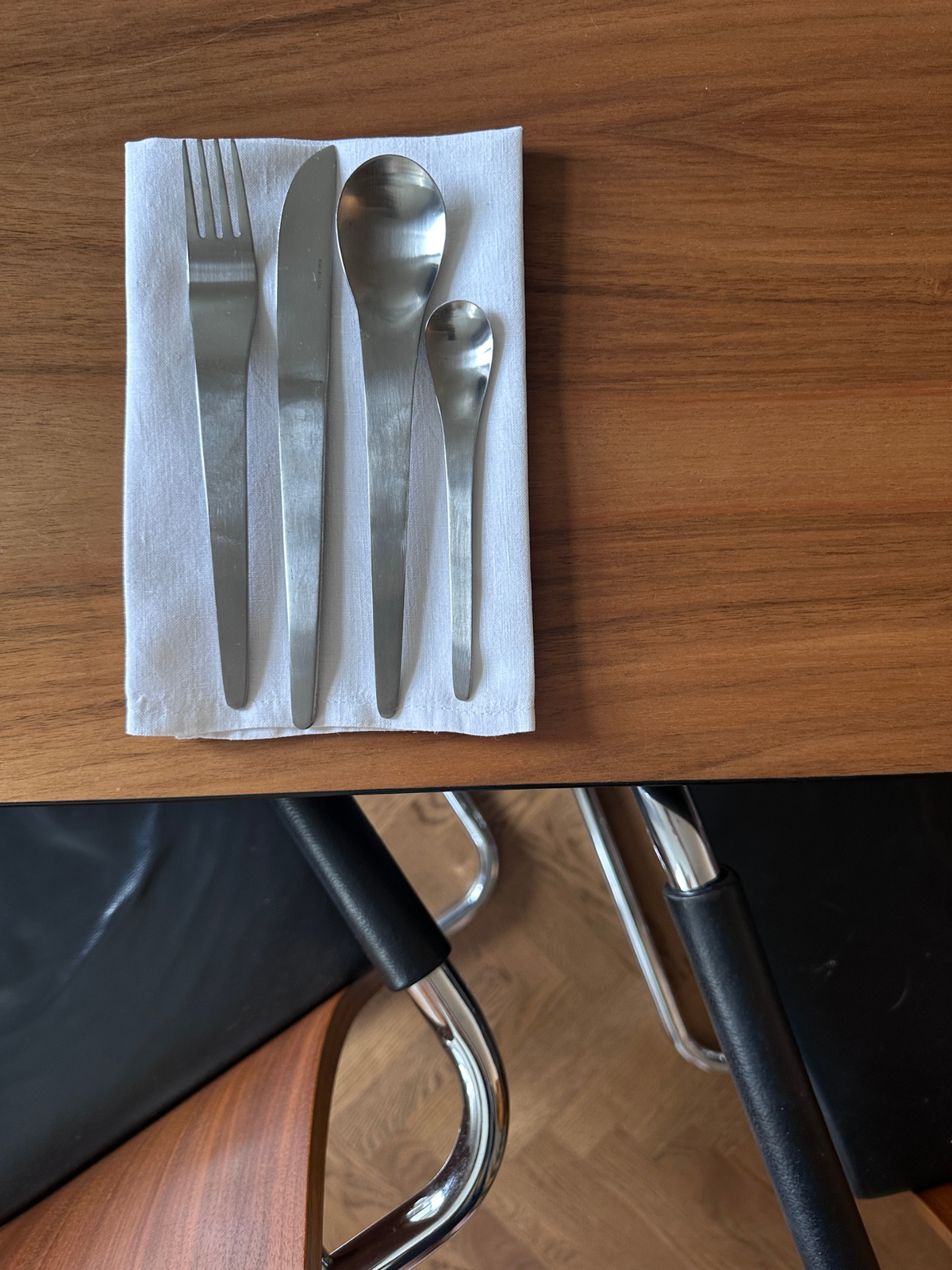 modernist stalo įrankiai